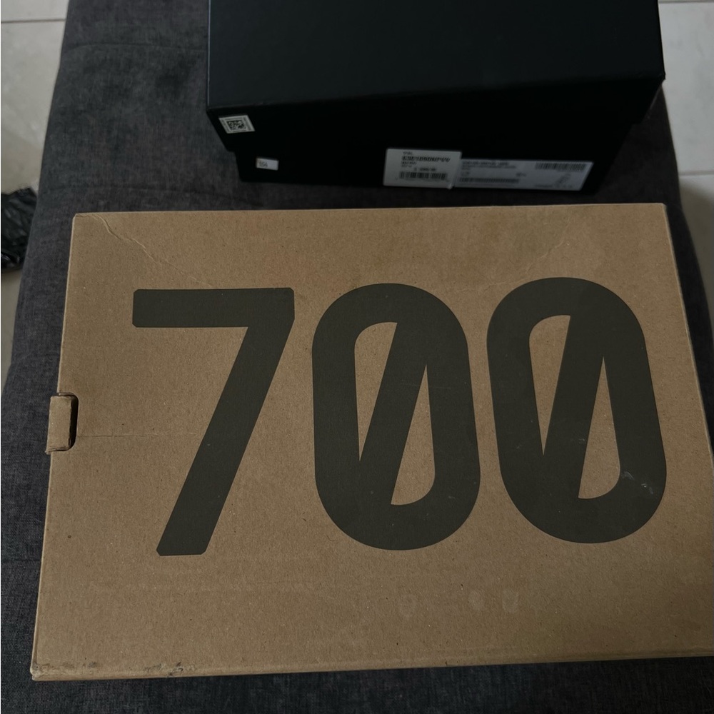 Yeezy Black Sneakers with Primeknit Upper and Boost Cushioning - Picture 2 of 2